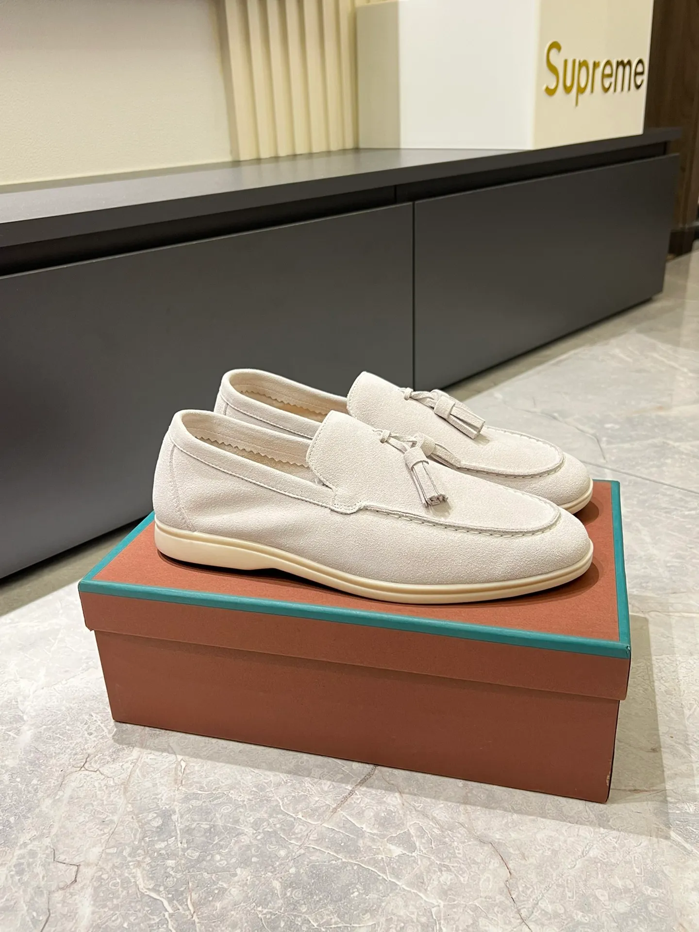 Men's shoes 💰p360 "Loro men's shoes 💰pian'*" Classic L men's shoes for couples 💰p Top version British flat loafers, a must-have item in old money style, the minimalist design is eye-catching and durable, a plus point for dressing The soft foot feel and texture are outstanding. They don’t scratch your feet and are very nice. They are matched with soft and waxy soles. They can be worn daily for a long time without getting tired. They are easy to wear, versatile and classic items, with perfect foot feel and texture! Imported cashmere fabric, the lining is made of imported A-grade water-dyed cow lining, the top version of the genuine leather midsole is sewn with pure handmade mark thread! Size: Female 35-40 (34. Customized) Male 38-44 (45.46. Customized)